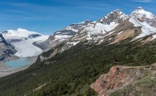Randonneur qui regarde la vue depuis la montagne, parc national Banff, Alberta, Canada — Photo de stock