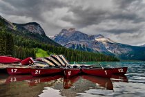 Malerischer Blick auf rote Kanus am smaragdgrünen See, Kanada — Stockfoto