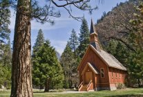 USA, California, Parco Nazionale dello Yosemite, veduta panoramica della cappella in legno nella foresta — Foto stock