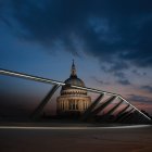 Reino Unido, Inglaterra, Londres, Cúpula de la Catedral de St Pauls contra el cielo crepuscular con barandilla de un nuevo edificio de cambio en primer plano - foto de stock