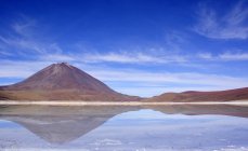 Vista maestosa del famoso vulcano Licancabur che si riflette in acqua, Bolivia — Foto stock