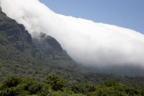 Vue panoramique sur le paysage montagneux brumeux rural — Photo de stock
