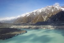 New Zealand, Tasman Glacier Lake, scenic view of lake and snowcapped mountains — Stock Photo