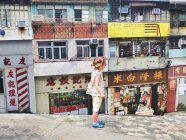 Китай, Гонконг, мила дівчинка, стоячи на піку Вікторія — стокове фото