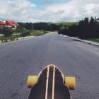 Primo piano vista di skateboard su strada rurale vuota — Foto stock