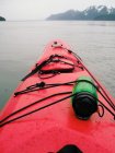 Vista panoramica dal kayak in acqua vicino alla montagna — Foto stock