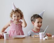 Retrato de niños felices en la fiesta de cumpleaños - foto de stock