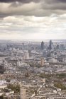 Vista aerea della città di Londra sotto il cielo lunatico, Regno Unito — Foto stock