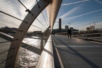 Vue panoramique le long du Millennium Bridge, Londres, Royaume-Uni — Photo de stock