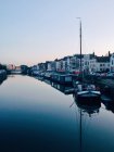 Vista panoramica lungo il canale ancora urbano — Foto stock