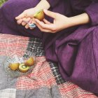 Крупный план женщины, поедающей фрукты киви — стоковое фото