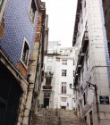 Vista da rua da cidade em Lisboa, Portugal — Fotografia de Stock