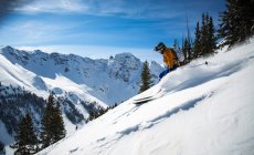 Uomo sciare nella neve fresca — Foto stock