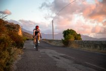 Strada in bicicletta sopra il mare al tramonto — Foto stock