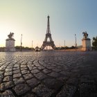 Vistas de la Torre Eiffel al amanecer - foto de stock