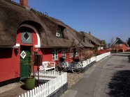 Мальовничий вид на традиційні солом'яні котеджів, Fanoe, Данія — стокове фото