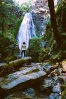 Mulher de pé sobre rochas em Susan Creek Falls, Oregon, América, EUA — Fotografia de Stock