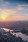 Міський пейзаж під час заходу сонця, Лондон, Великобританія — стокове фото