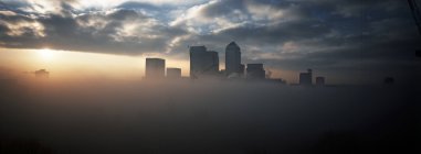 Vista panorámica del clima inusual alrededor de Canary Wharf, Londres, Reino Unido - foto de stock
