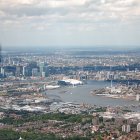 Vista aérea del paisaje urbano con curva del río Támesis, Londres, Reino Unido - foto de stock