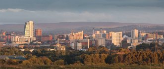 Vista panoramica della città all'alba, Leeds, Yorkshire, Regno Unito — Foto stock