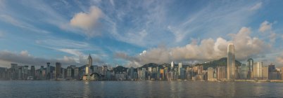 Vista panorámica de la ciudad y el mar, Hong Kong, China - foto de stock