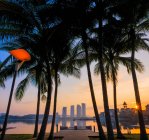 Malaysia, putrajaya, pullman, malerischer Blick auf Sonnenaufgang am Steg am See — Stockfoto