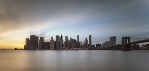 Vista panorámica de Manhattan al atardecer, Nueva York, EE.UU. - foto de stock