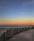 Vista panorâmica da praia vazia ao pôr do sol, Hendaya, Aquitaine, France — Fotografia de Stock