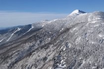 Neve coberto montanhas cinzentas paisagem e céu azul — Fotografia de Stock