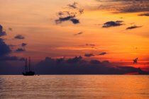 Красиве небо заходу сонця, море і човен на воді — стокове фото