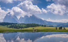 Bellissime montagne rocciose paesaggio, lago con cielo e nuvole riflessi — Foto stock