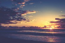 Красиве захід сонця небо і морська вода — стокове фото