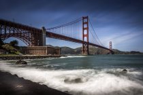 Je faisais du vélo sur le pont ce jour-là au début du printemps quand j'ai vu un tel contraste dans le ciel et la mer, que j'ai dû arrêter et capturer cette image. Le Golden Gate Bridge offre tant de vues incroyables, niché dans l'océan et chaque prévision changeante — Photo de stock