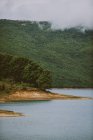 Мальовничий вид на красиве озеро з деревами в Прозор, рама — стокове фото