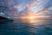 Bellissimo cielo al tramonto e superficie di acqua di mare — Foto stock