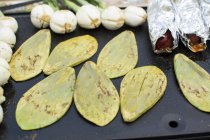 Cooking nopales and chambray onions, closeup view — Stock Photo