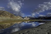 Vista panorámica de las montañas que reflejan en el lago, ladakh, la India - foto de stock