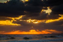 Захід сонця над морем з величезними хмарами — стокове фото