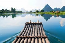 Vista panorámica del rafting de bambú en el río Li, Guilin - Yangshou China - foto de stock