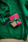 Confezione regalo con nastro rosso su sfondo in legno — Foto stock