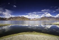 Vista panorámica del majestuoso paisaje del lago, Himalaya, India - foto de stock