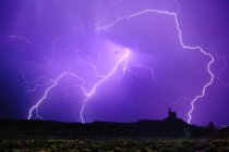 Поздней ночью в долину Богов Юты с запада, США, надвигается гроза молний — стоковое фото