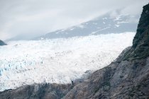 Vue panoramique sur le glacier Mendenhall, forêt nationale des Tongass, Juneau, Alaska, États-Unis — Photo de stock