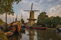The Red Lion Windmill Along Turfsingel Canal in Gouda, South Holland, Netherland — Stock Photo