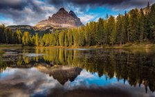 Vue panoramique sur l'Italie, Dolomites, Reflet des Trois Cimes dans le lac dAntorno — Photo de stock