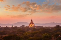 Vista panorâmica do templo antigo em Bagan após o pôr do sol, Bagan Myanmar — Fotografia de Stock