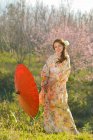 Japanisches Mädchen in traditioneller Kleidung namens Kimono mit Sakura-Blüte — Stockfoto