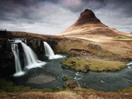 Мальовничий вид на водоспад Kirkjufellsfoss, Ісландія — стокове фото
