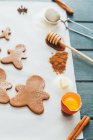 Closeup view of Gingerbread men cookies and ingredients — Stock Photo